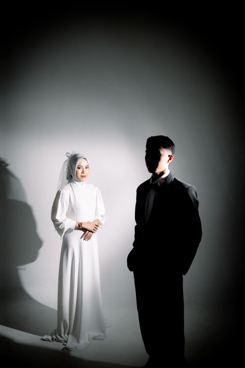Rahardiyan dan Safrina dalam cahaya studio yang dramatis