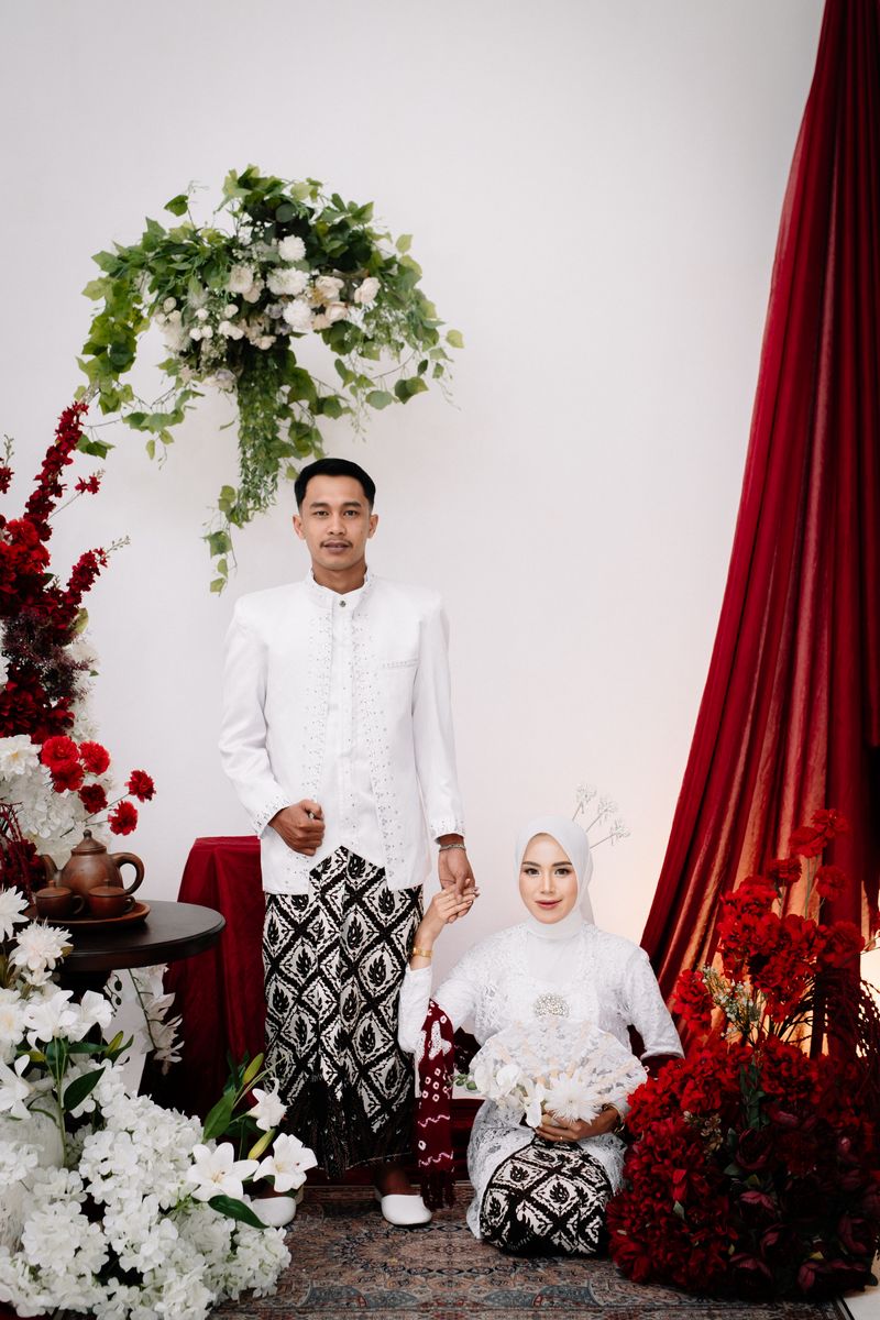 Rahardiyan menggenggam tangan Safrina yang membawa buket putih